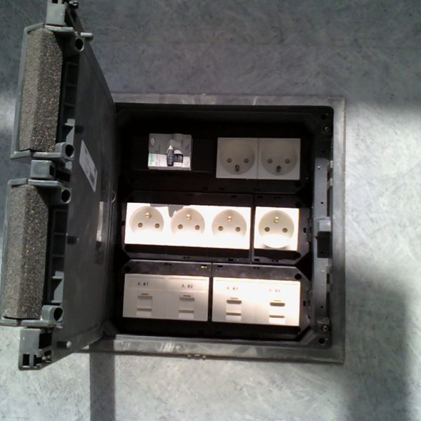 Câblage réseau d'un boite de sol encastré