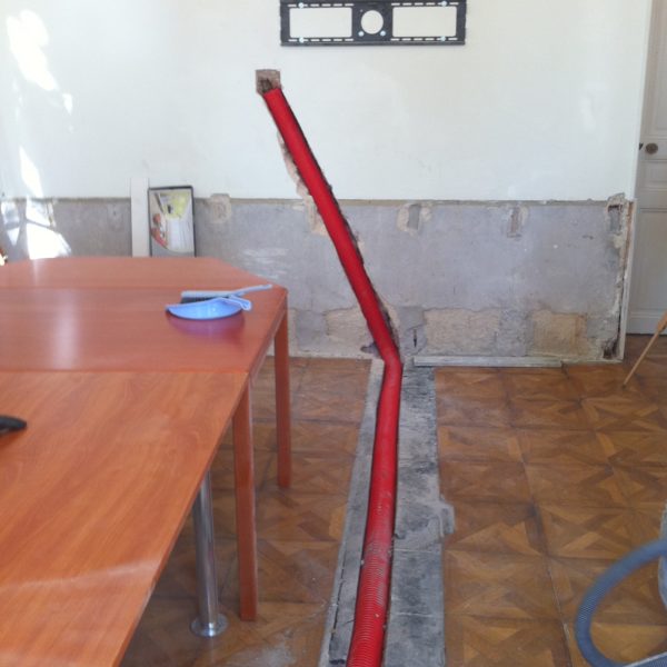 Passage d'une gaine pour pré-câblage domotique